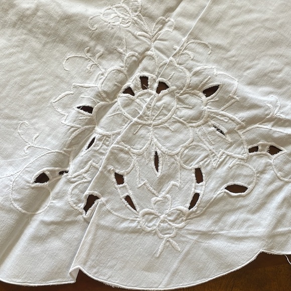 White cotton cutout floral pattern embroidery oval 66” x 97” tablecloth - Picture 7 of 13
